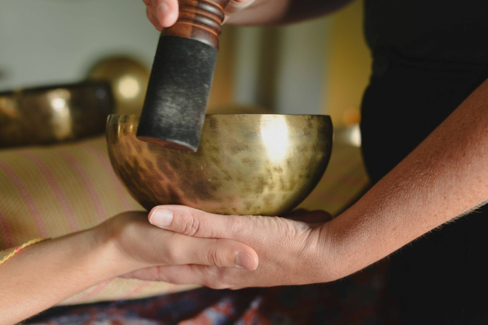 Massage aux bols chantants, soin vibratoire aux bols tibétains, relaxation sonore