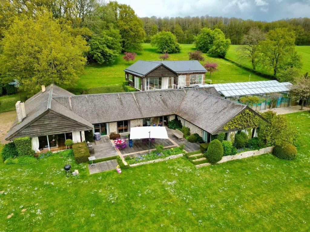 maison la Percheronne, typique et entourée d'un immense terrains avec plan d'eau