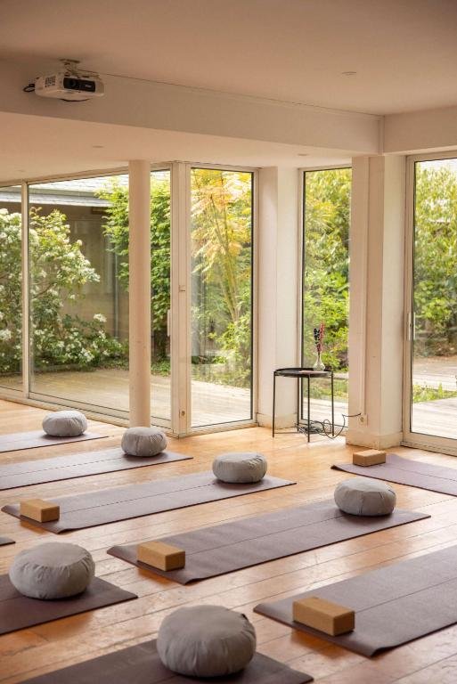 Pilates sur tapis, avec ou sans matériel. pièce lumineuse faites de baies vitrées donnant sur la végétation