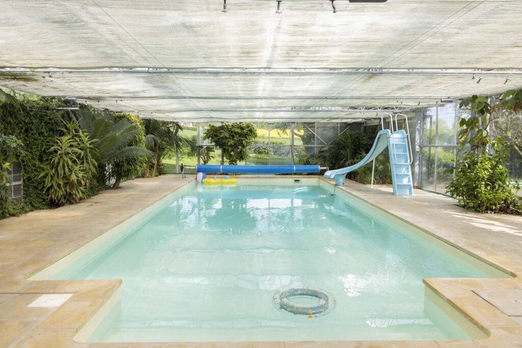 piscine couverte, possibilité de se détendre dans une eau chauffée