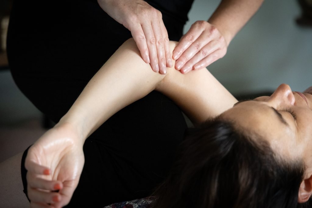 Massage bras, massage suédois, recherche des trigger points